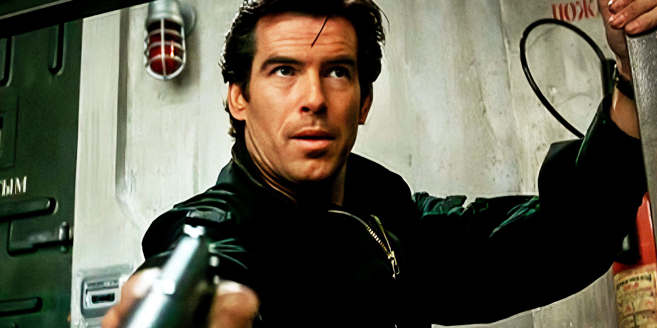 James-Bond- (Pierce-Brosnan) -in-Goldeneye