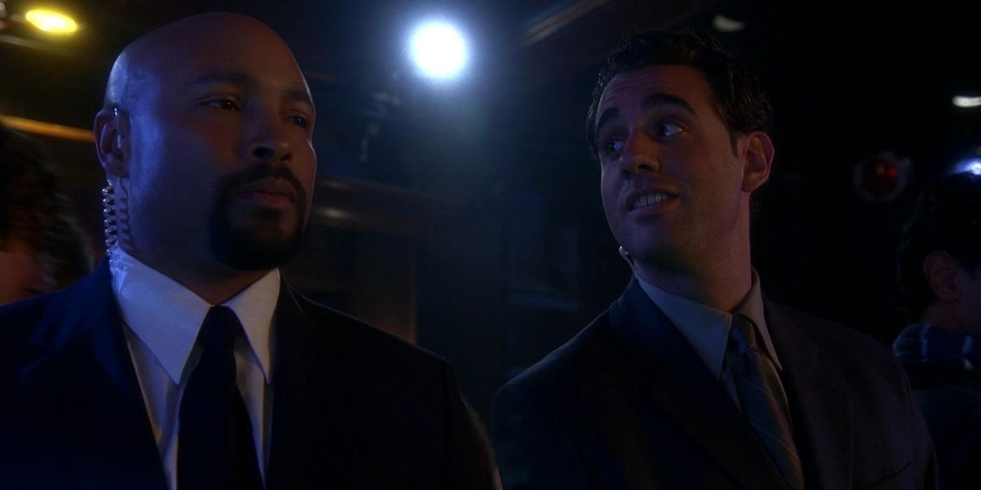 Javier (Bobby Canavale) talking to another security guard in Six Feet Under.