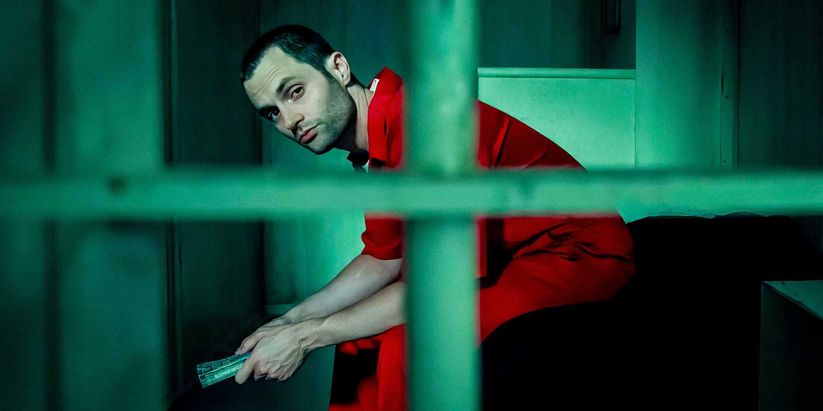 Penn Badgley As Joe Goldberg duduk di tempat tidur di belakang bar di Anda musim 5