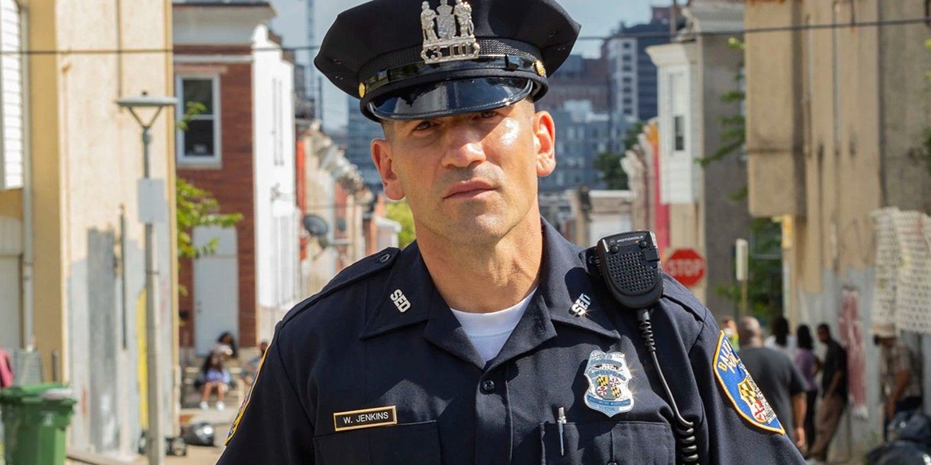 Jon Bernthal in uniforma nella serie We Own This City