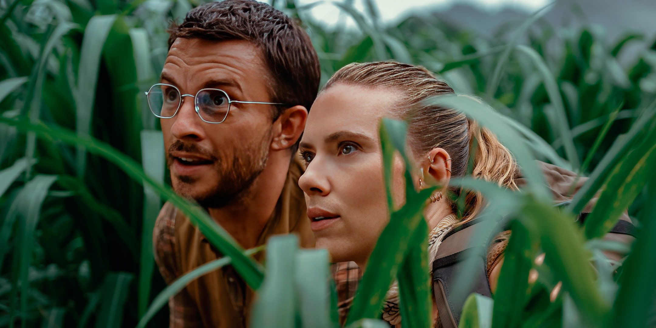 Jonathan Bailey and Scarlett Johansson looking awed in Jurᴀssic World Rebirth