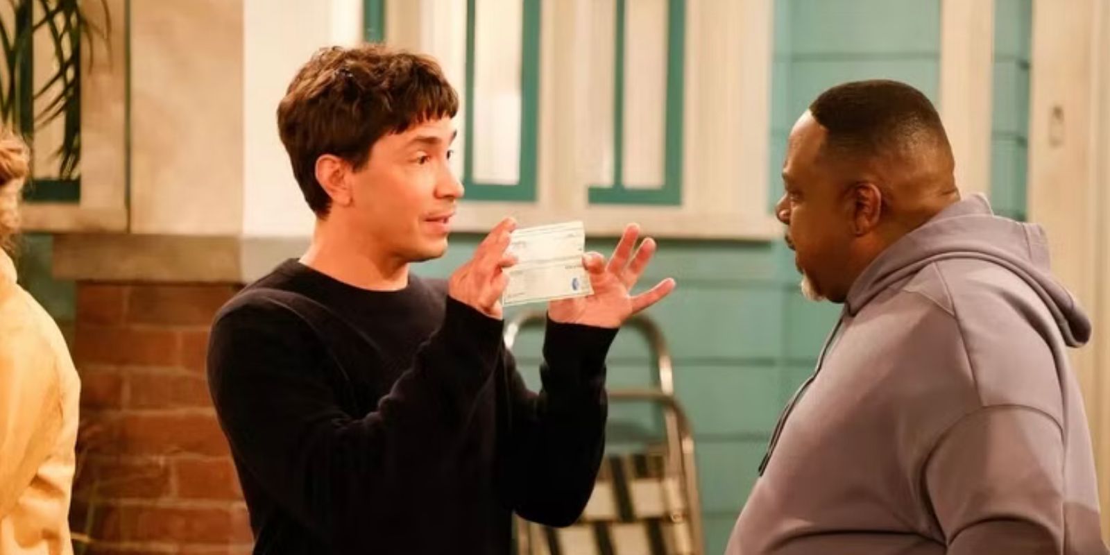 Justin Long realizó un chequeo para Cedric, el artista en el final de la temporada 7 del vecindario