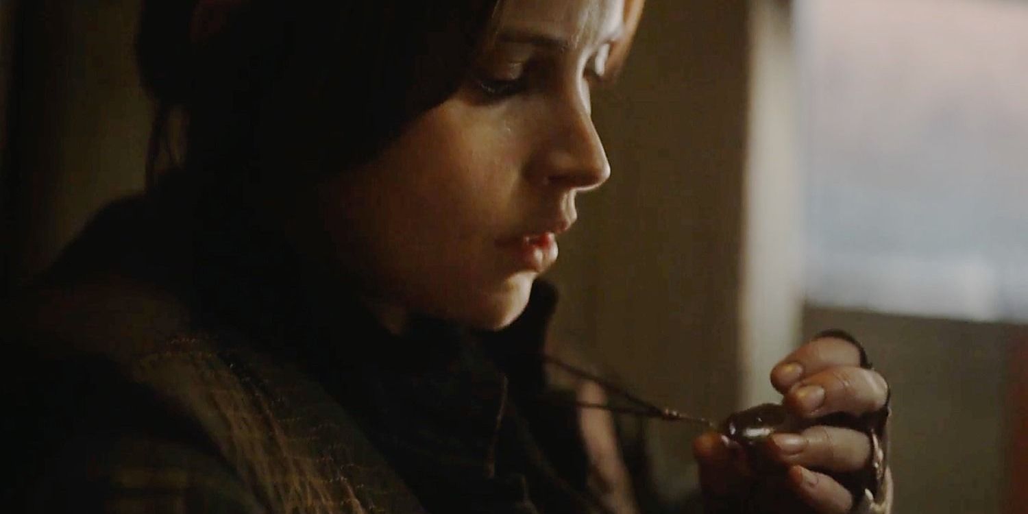 Jyn Erso holding a Kyber crystal in Rogue One: A Star Wars Story