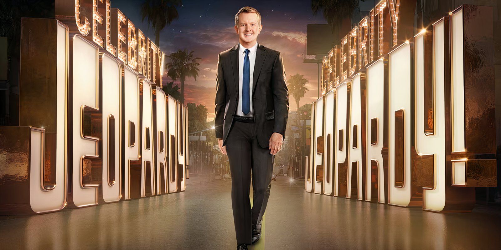 Ken Jennings cammina tra due loghi di Celebrity Jeopardy