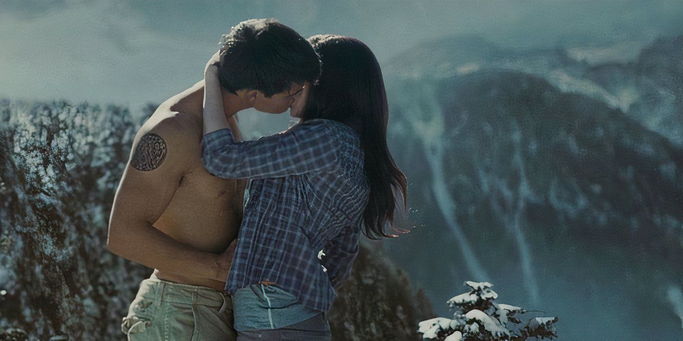 Kristen Stewart as Bella Swan kisses Tayler Lautner in the snow in Twilight Eclipse