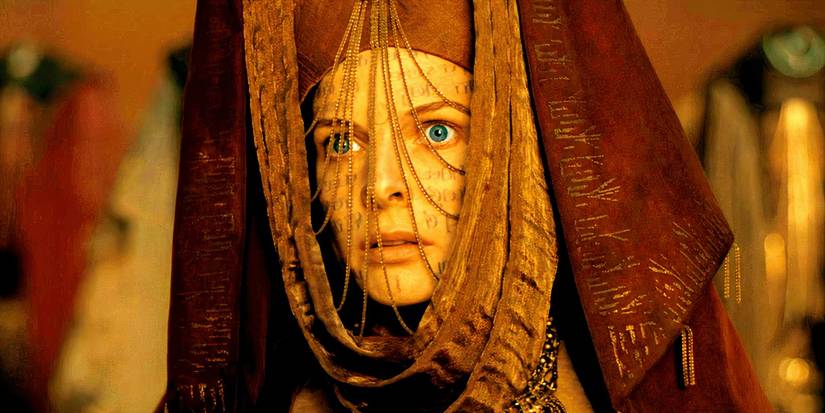 Lady Jessica is looking concerned in Dune Part 2