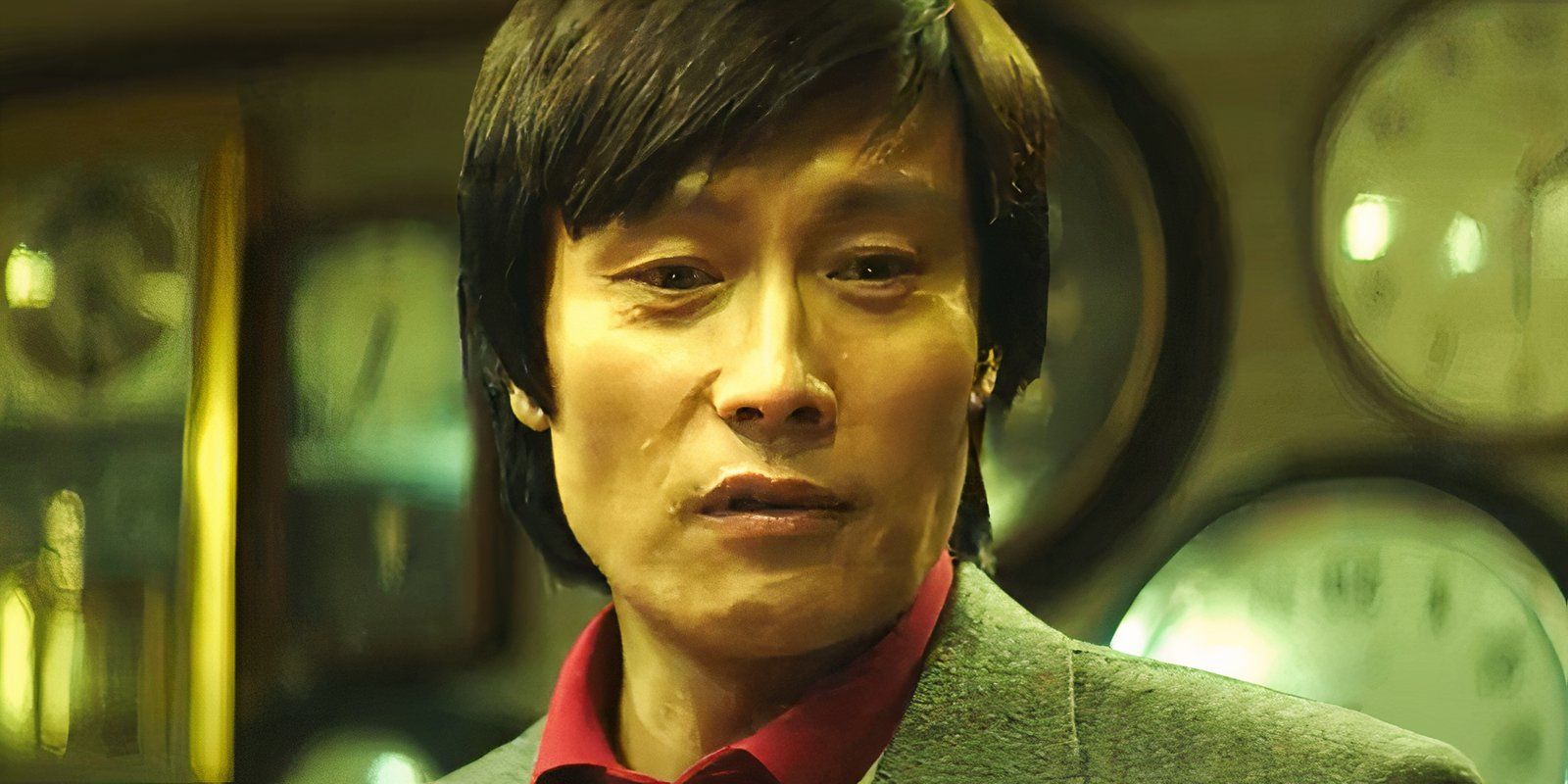Lee Byung-hun is talking to a kid in The Match