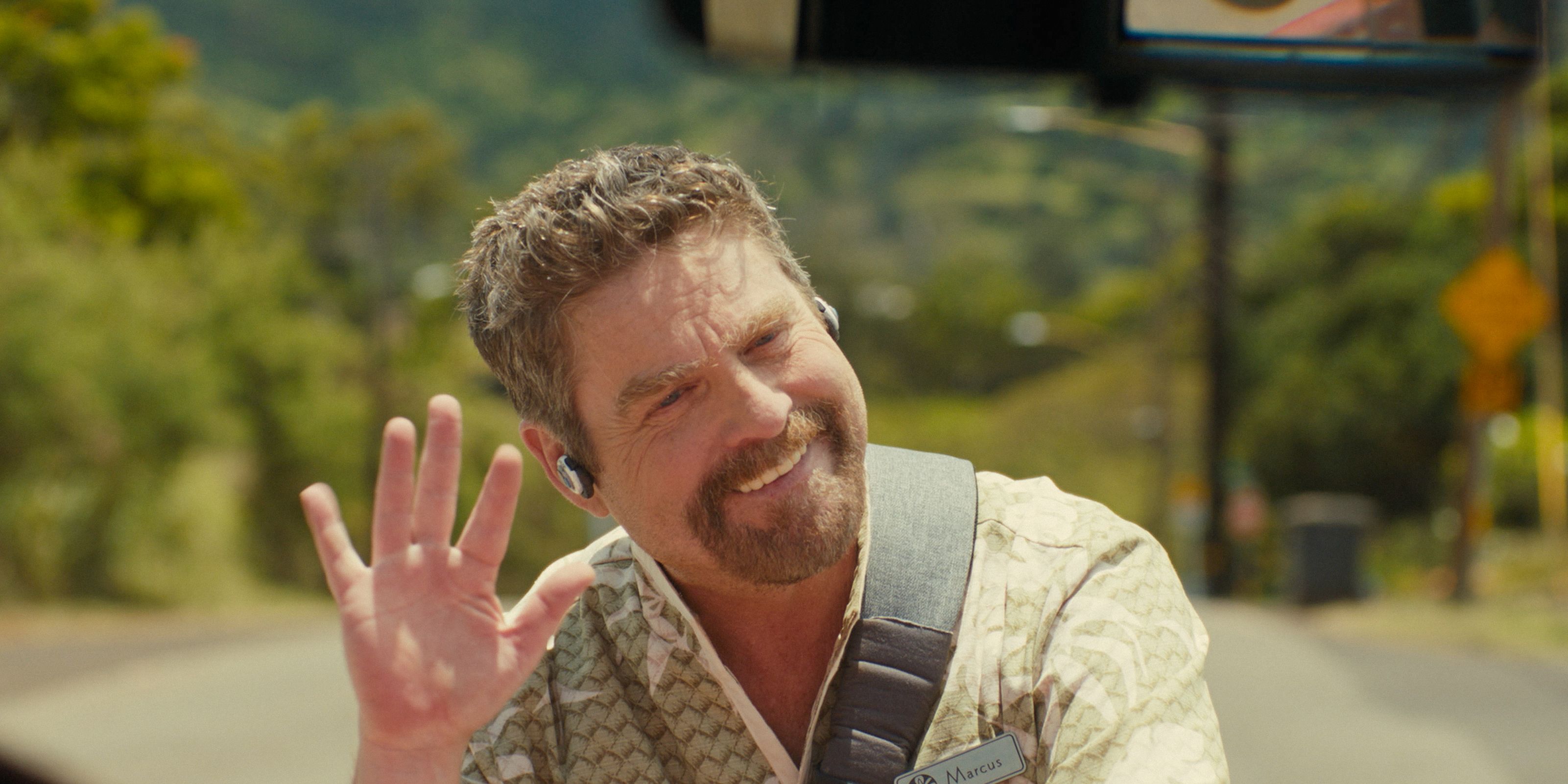 Jumba (Zach Galifianakis) waving in Lilo & Sтιтch (2025)
