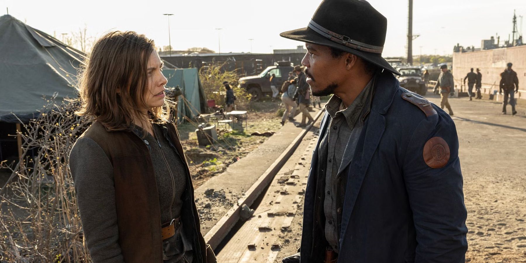 Maggie (Lauren Cohan) arguing with Perlie Armstrong (Gaius Charles) in The Walking Dead: Dead City season 2