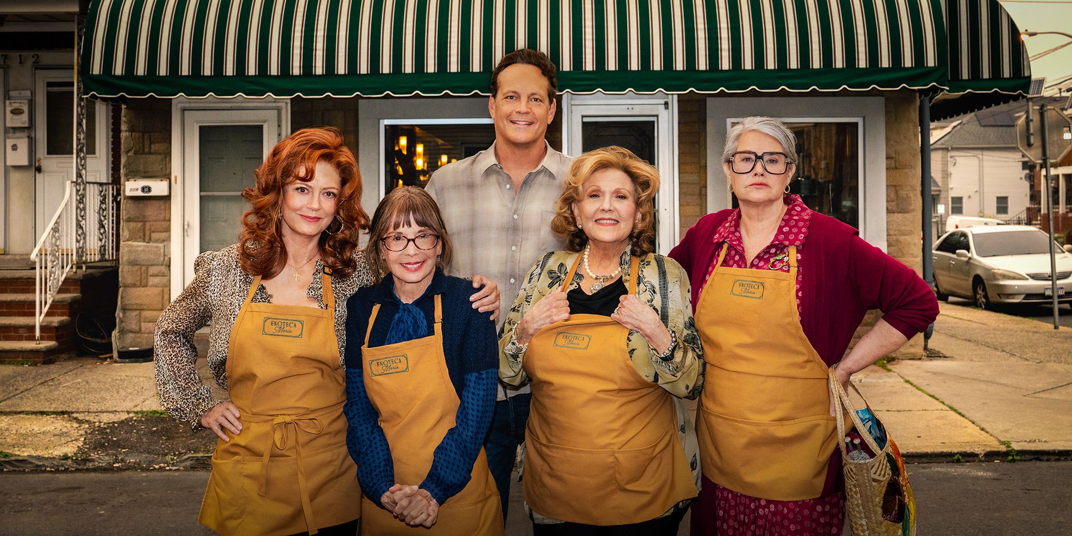 Susan Sarandon as Gia, Talia Shire as Teresa, Vince Vaughn as Joe Scaravella, Brenda Vaccaro as Antonella and Lorraine Bracco as Roberta in Nonnas.