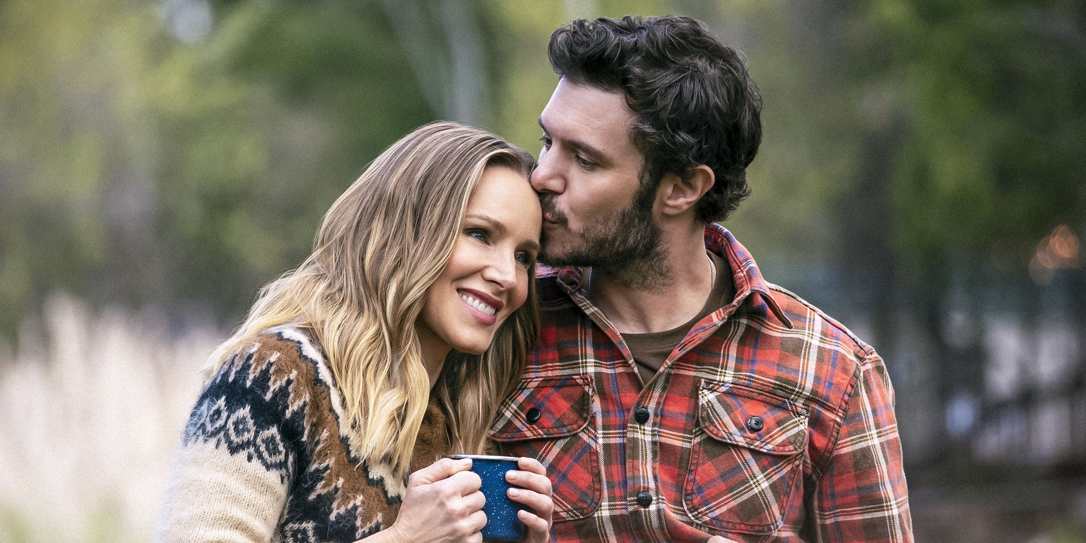 Adrian Brody as Noah kissing Kristen Bell as Joanne on the head in Netflix's Nobody Wants This.