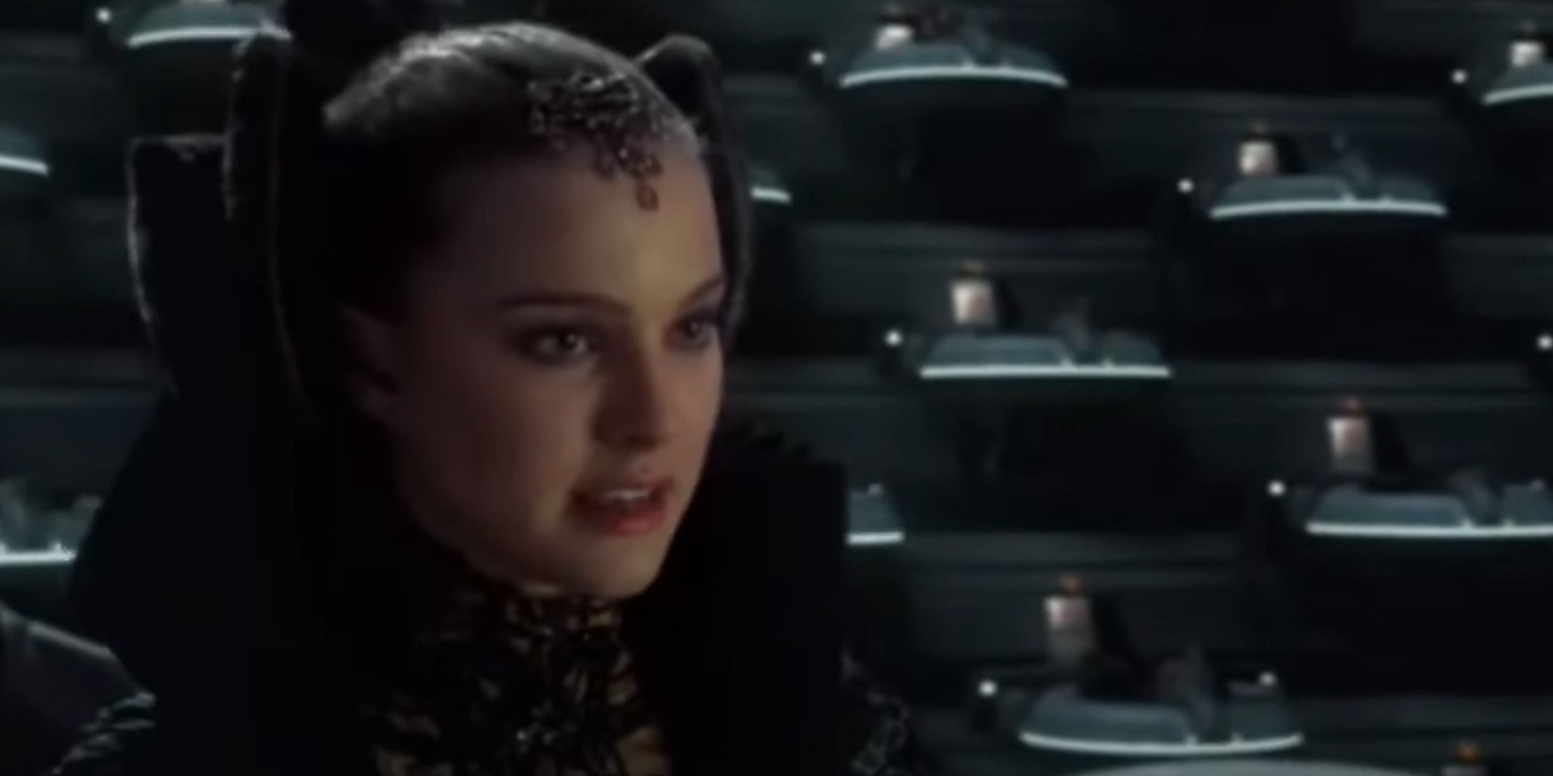 Padmé Amidala durante un discorso nel senato