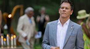 Kevin Bacon as Peter in Sirens with a drink