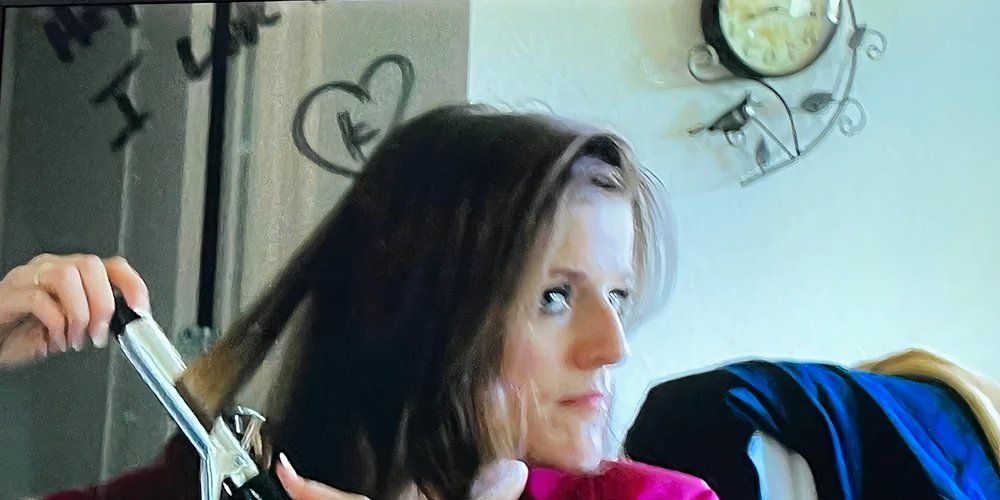 Robyn Brown de Sister Wives rizando su cabello en una pantalla de pantalla