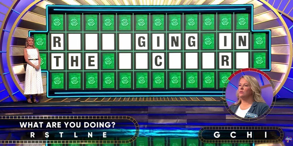 hurgando en el rompecabezas del patio trasero de Wheel of Fortune con Vanna White de pie junto a