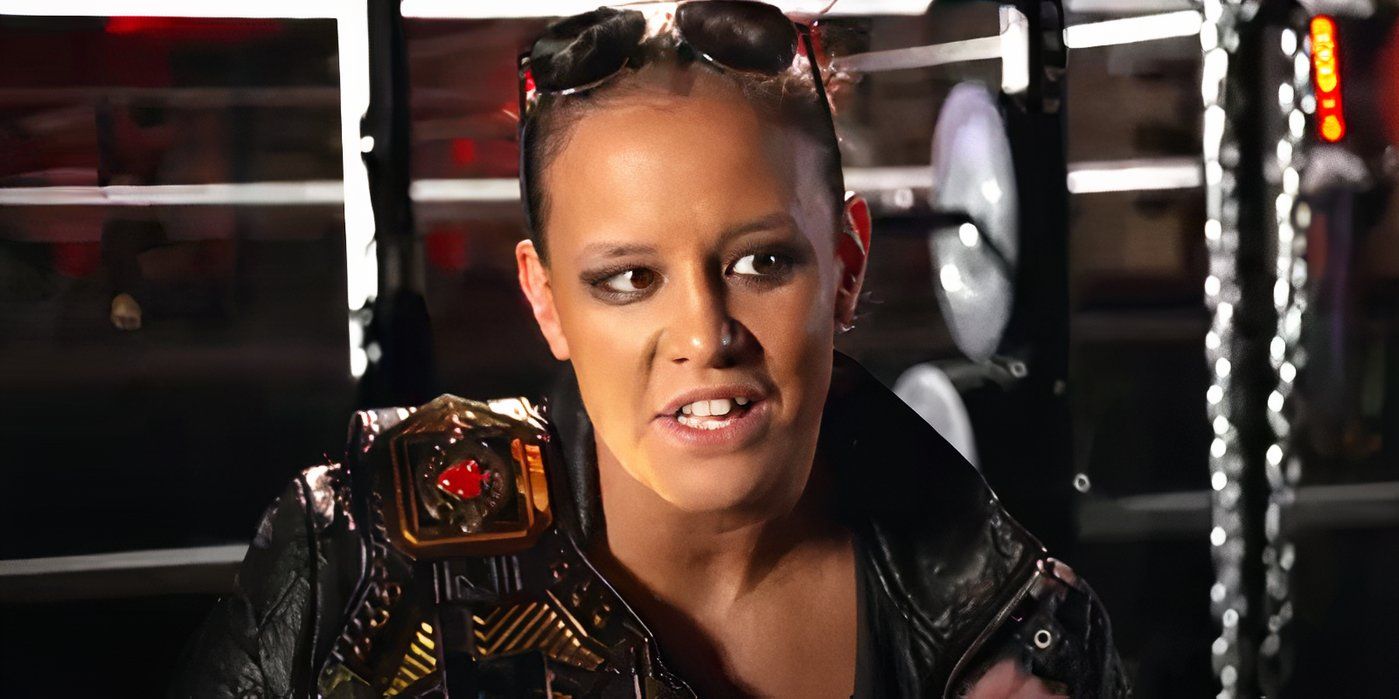 Shayna Baszler con el título de NXT en un segmento de backstage