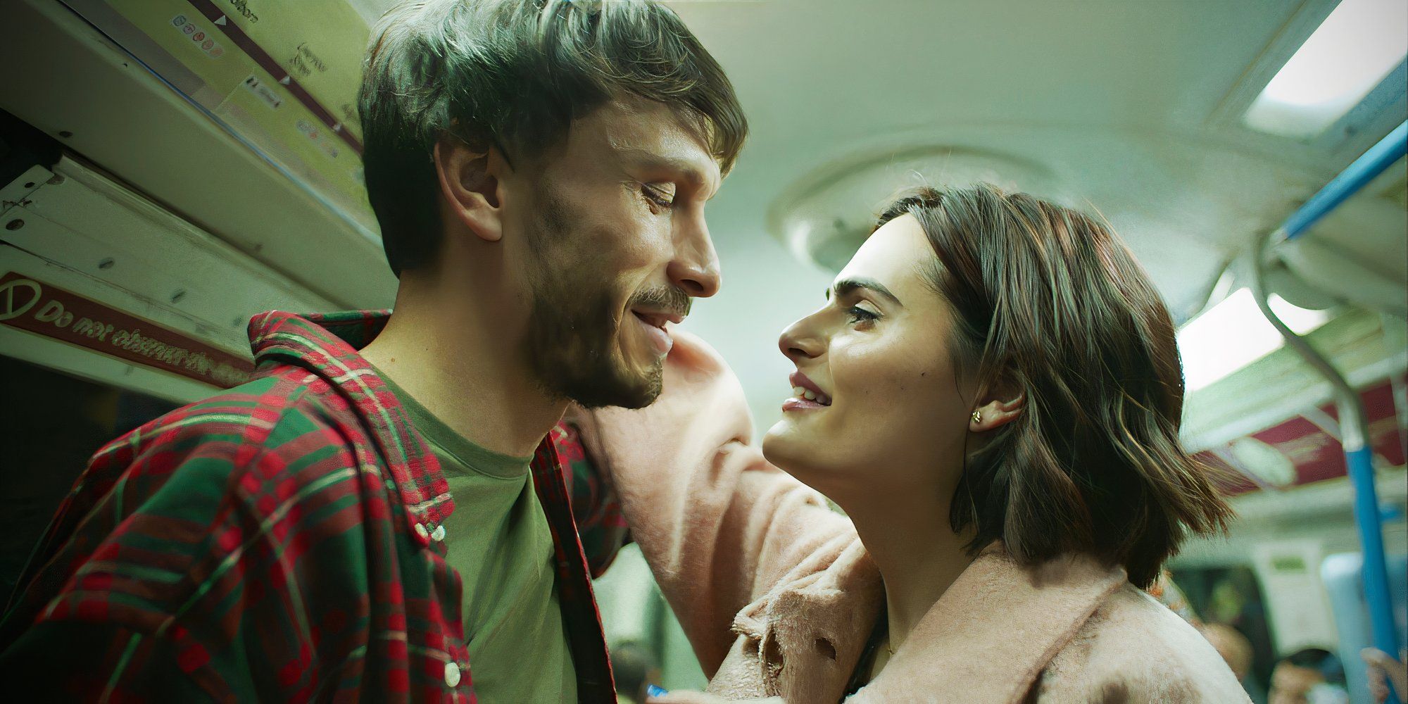 Nava Mau as Teri and Richard Gadd as Donny on a bus in Baby Reindeer