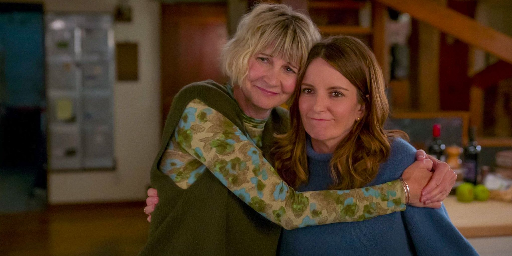 Anne (Kerri Kenney) y Kate (Tina Fey) se abrazan de lado a lado en la temporada 1 de Four Seasons