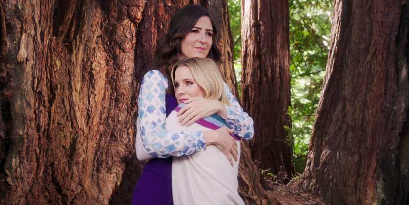 Janet che abbraccia Eleanor nel finale di The Good Place