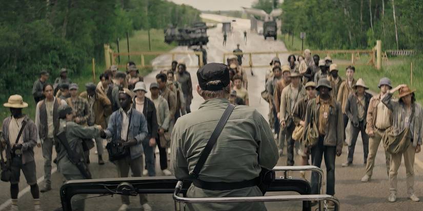 Mark Hamill giving orders to young boys in The Long Walk