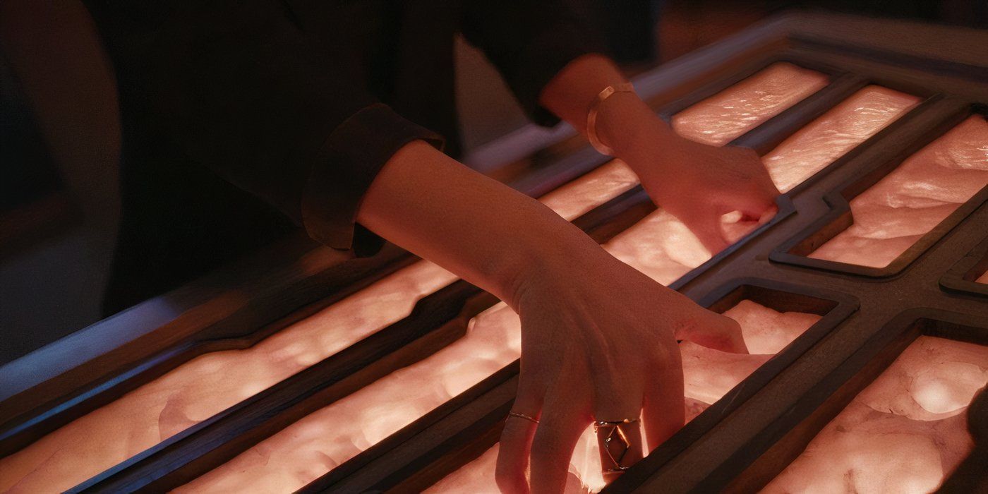 Las manos de Clara pilotando la TARDIS usando los circuitos telepáticos en el episodio de Doctor Who "Escuchar."