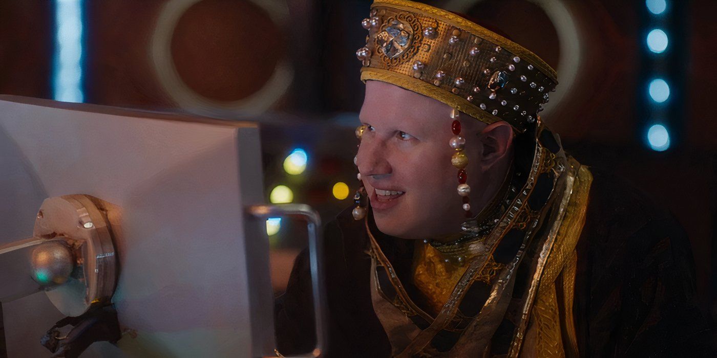 Nardole pilotando la TARDIS mientras usa túnicas doradas en el episodio de Doctor Who 