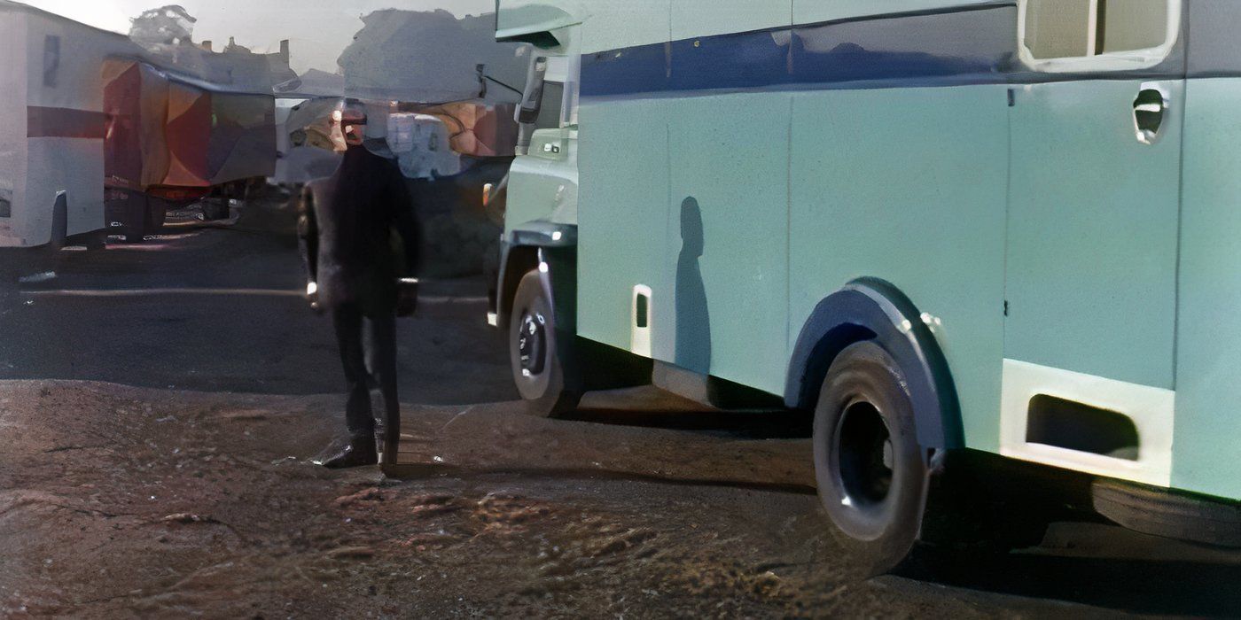 El maestro de pie junto a su TARDIS, que está disfrazado de caballos de caballos, en la serie de Doctor Who 