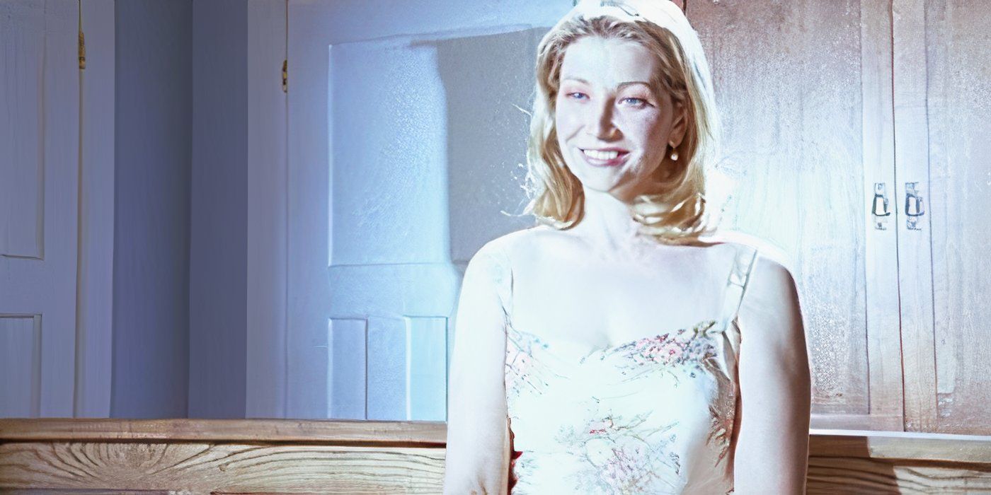 Stellina Rusich como Trudy Monk sentada en el extremo de una cama y sonriendo en monje.