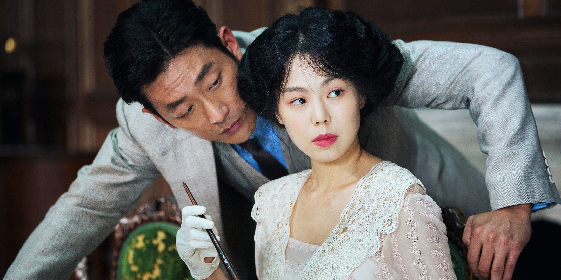 Ha Jung-woo leans over Kim Min-hee in The Handmaiden 