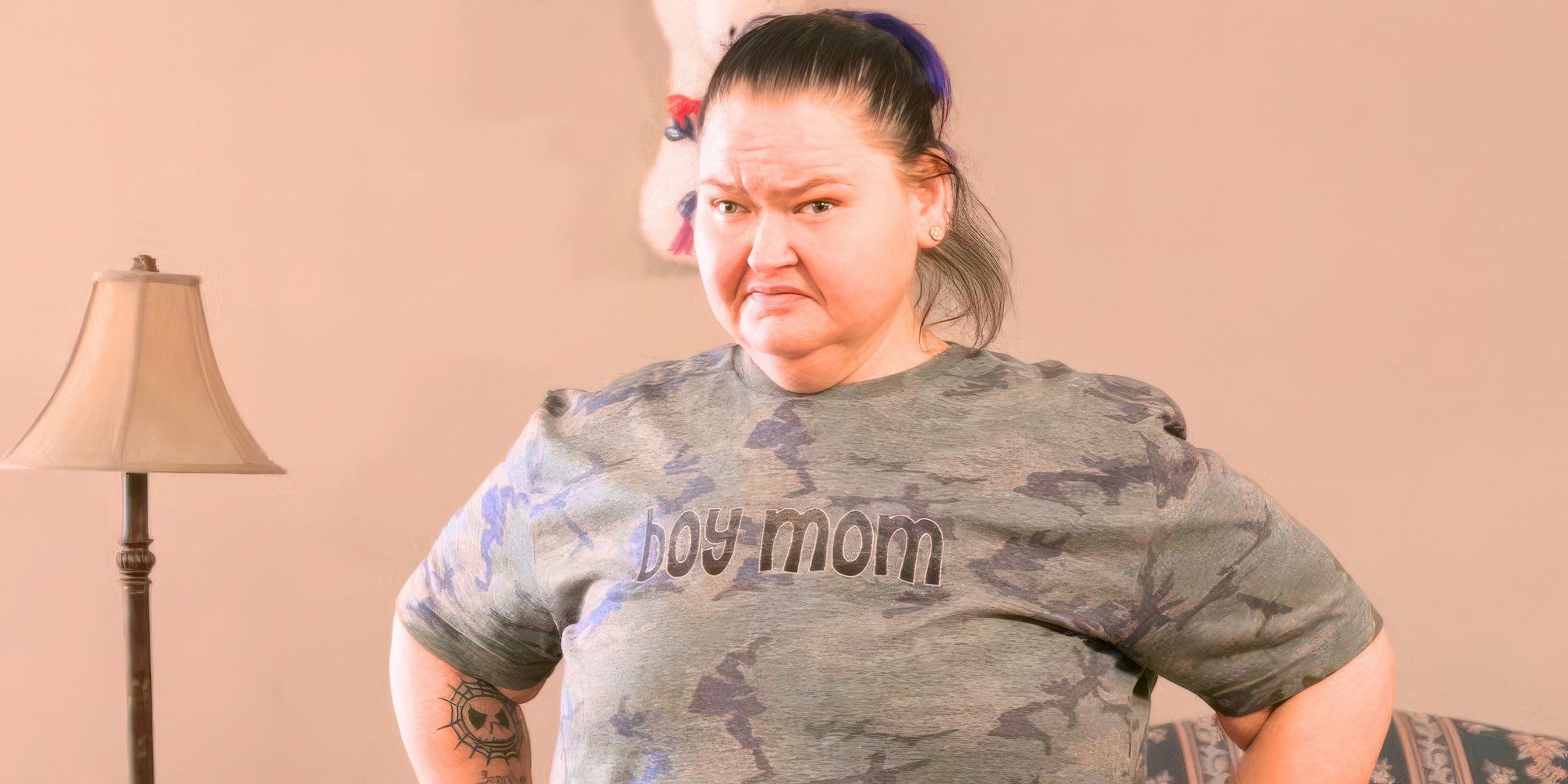 Bintang 1000 LB Sisters Amy Slaton dalam kaus anak laki -laki yang terlihat kesal di ruang tamu