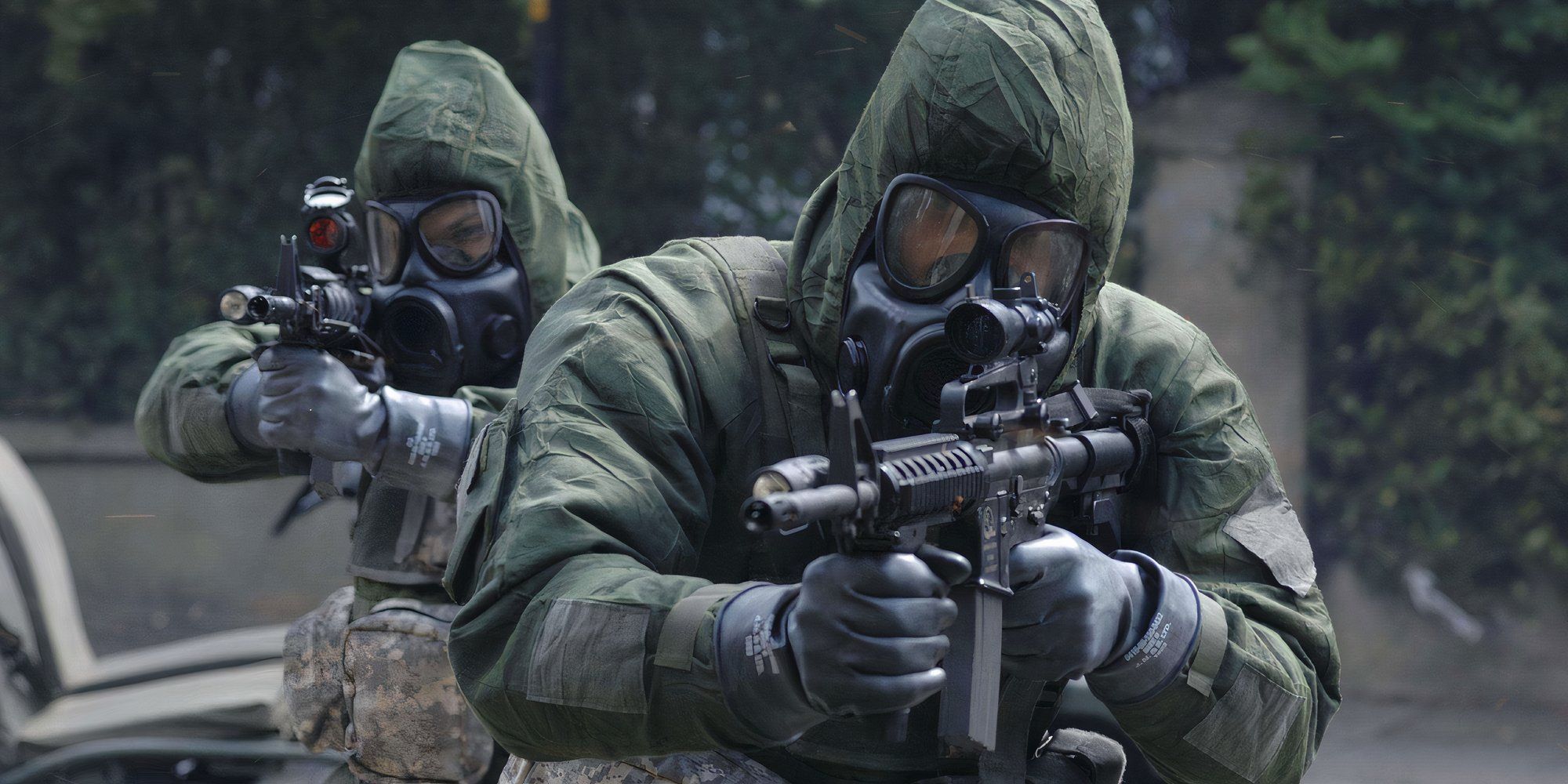 Soldiers wearing masks and aiming their weapons in 28 Weeks Later