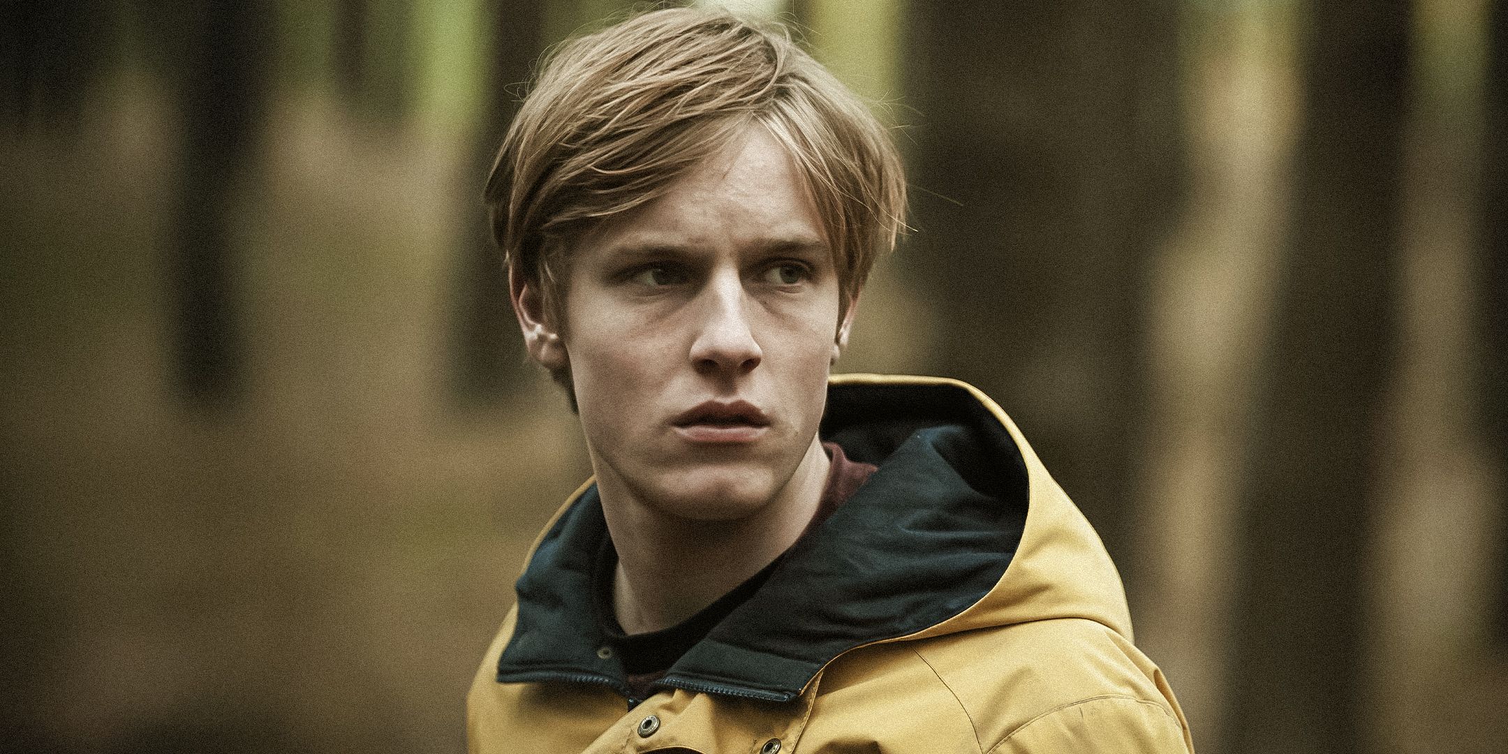 Louis Hofmann looking off to the side in Dark