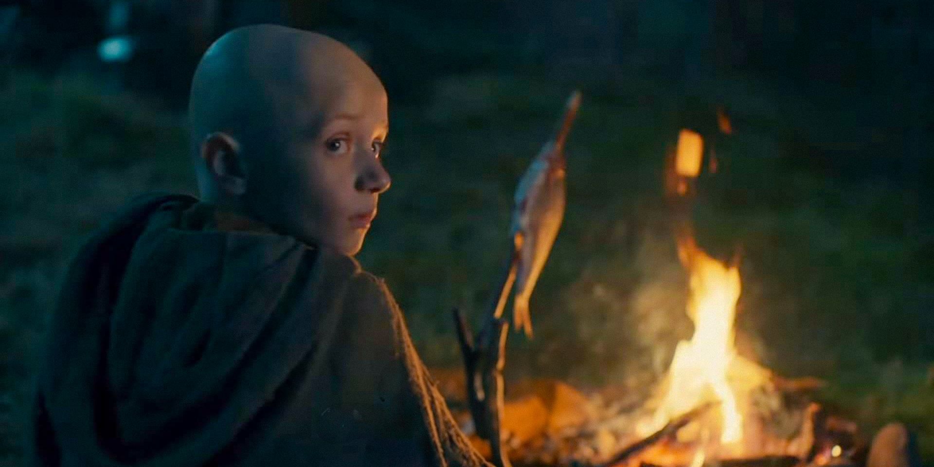 Egg (Dexter Sol Ansell) by a campfire in A Knight of the Seven Kingdoms