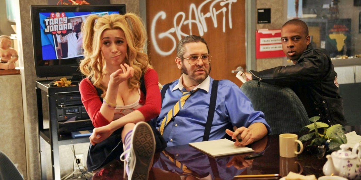 Abby (Cristin Milioti) con espressione contrariata tra gli sceneggiatori di 30 Rock