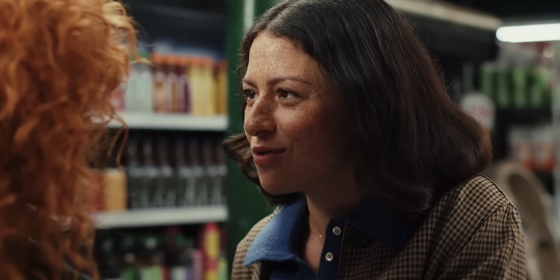 Alia Shawkat em uma loja de conveniência em Poker Face