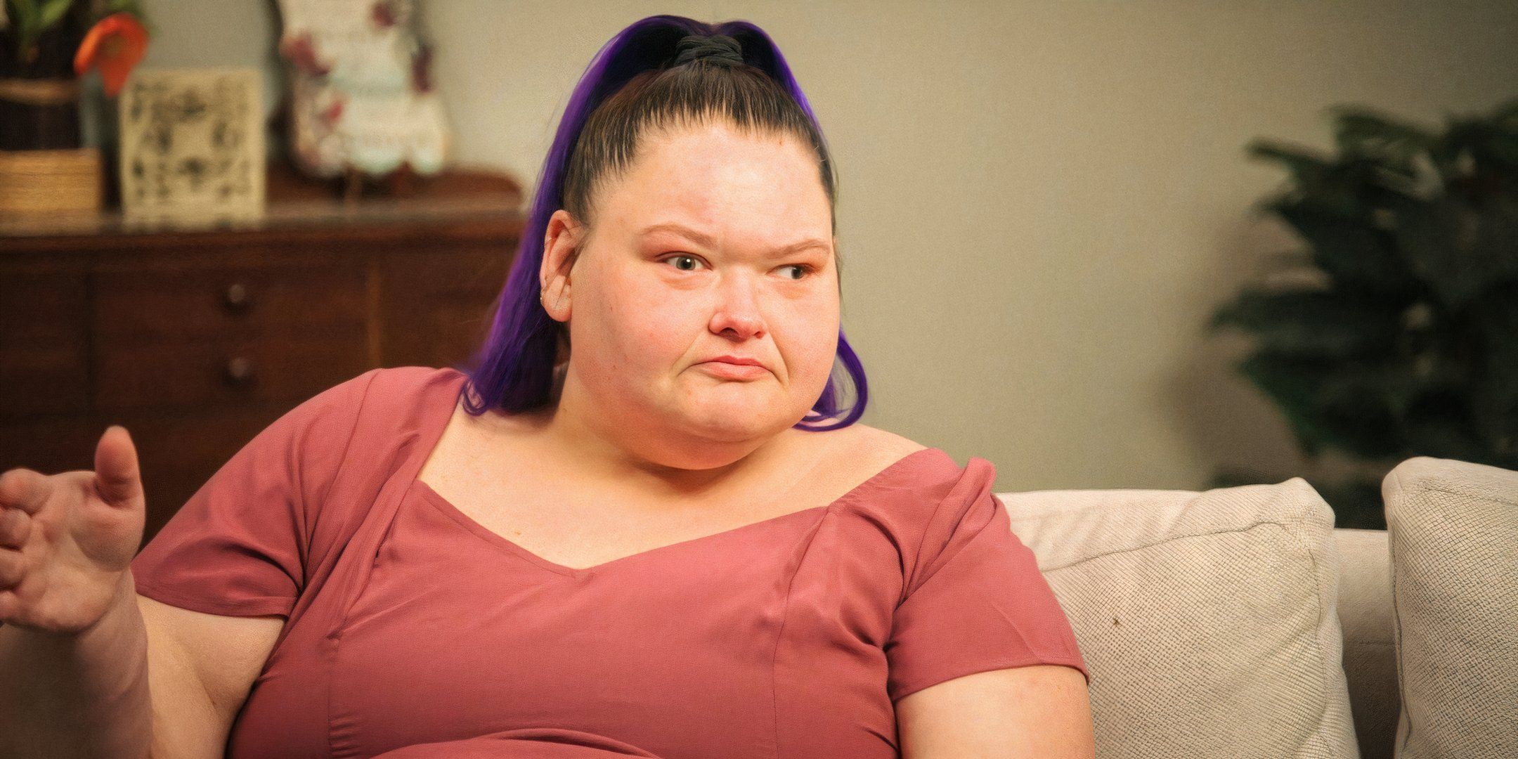 Amy Slaton 1000-LB Sisters in High Ponytail Mengenakan Atasan oranye Melihat dari Kamera