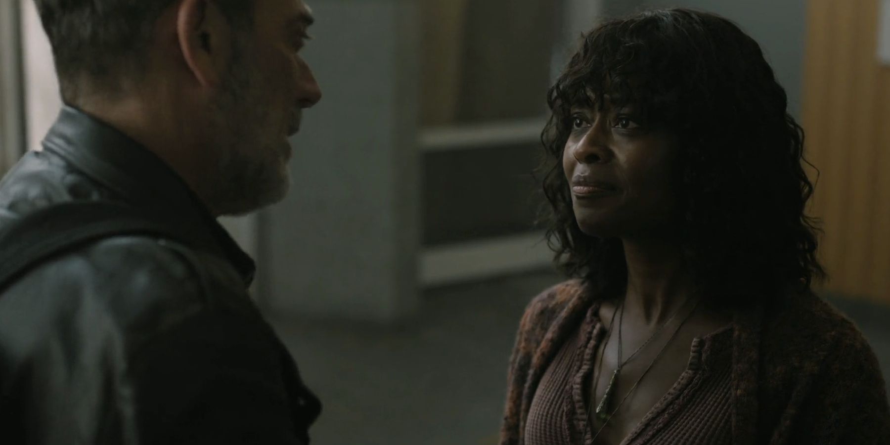 Annie (Medina Senghore) olhando para Negan (Jeffrey Dean Morgan) em The Walking Dead: Dead City Season 2