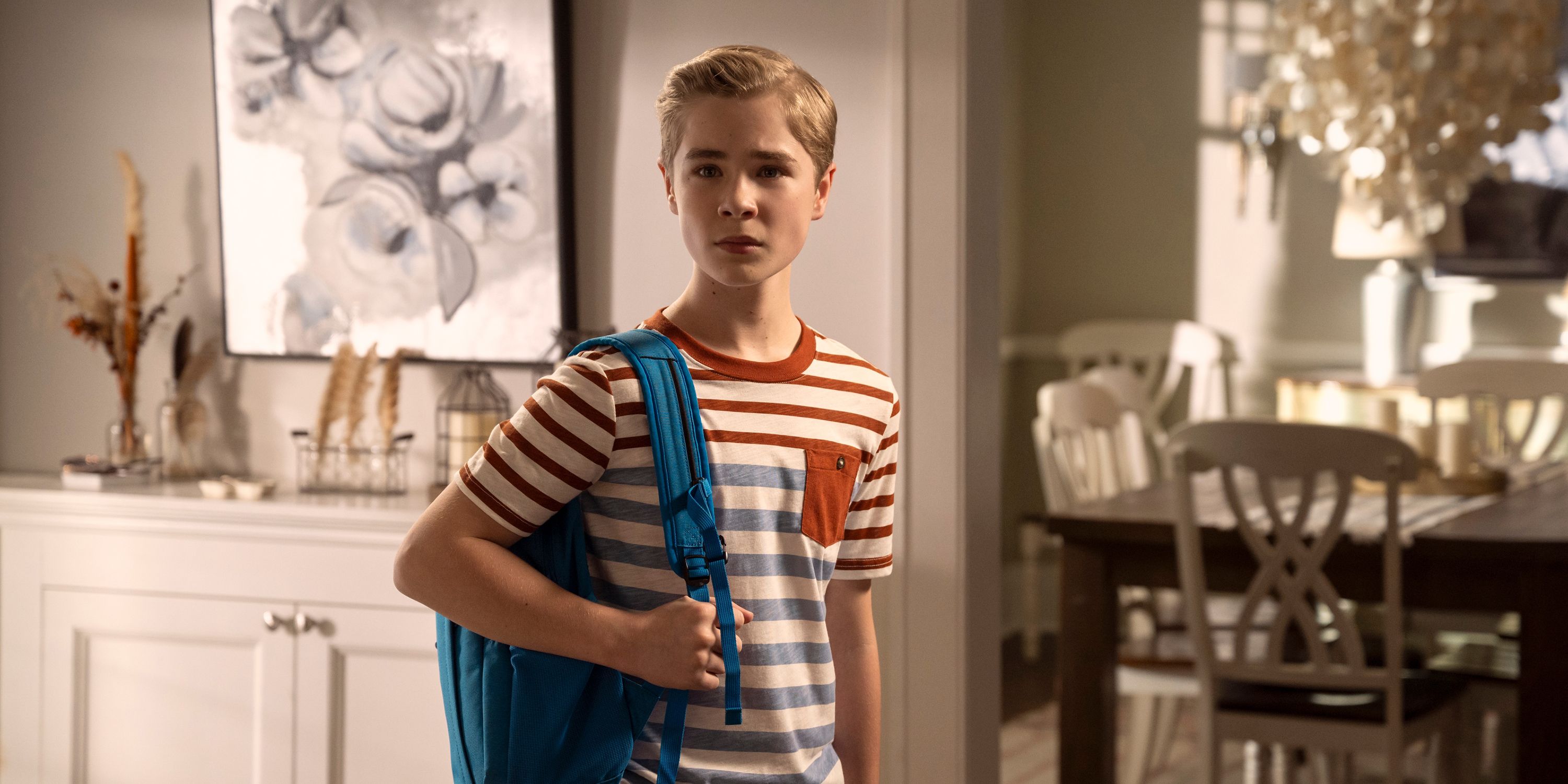 Austin carrying his backpack in Ginny & Georgia season 3