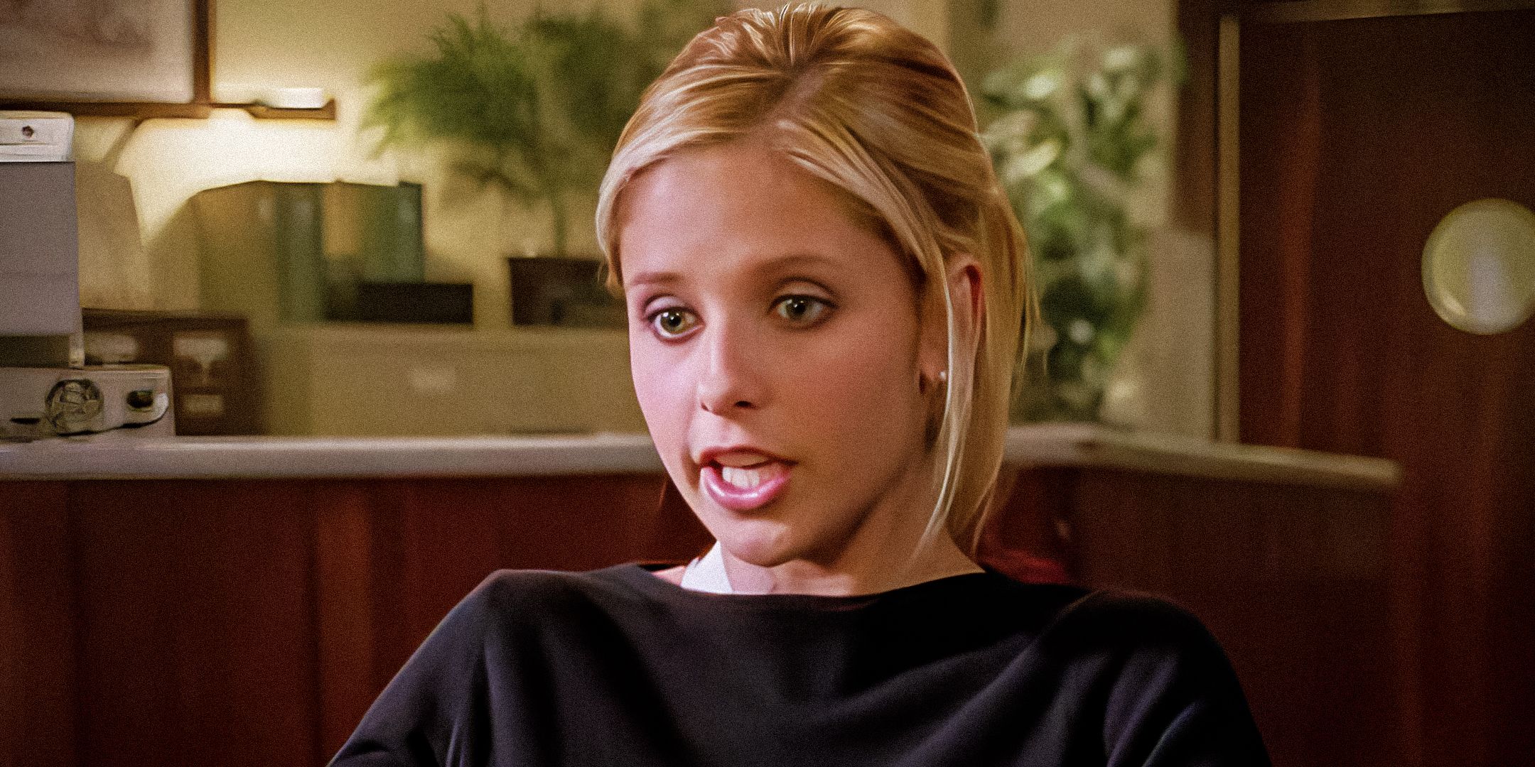 Buffy (Sarah Michelle Gellar) talking in Buffy the Vampire Slayer
