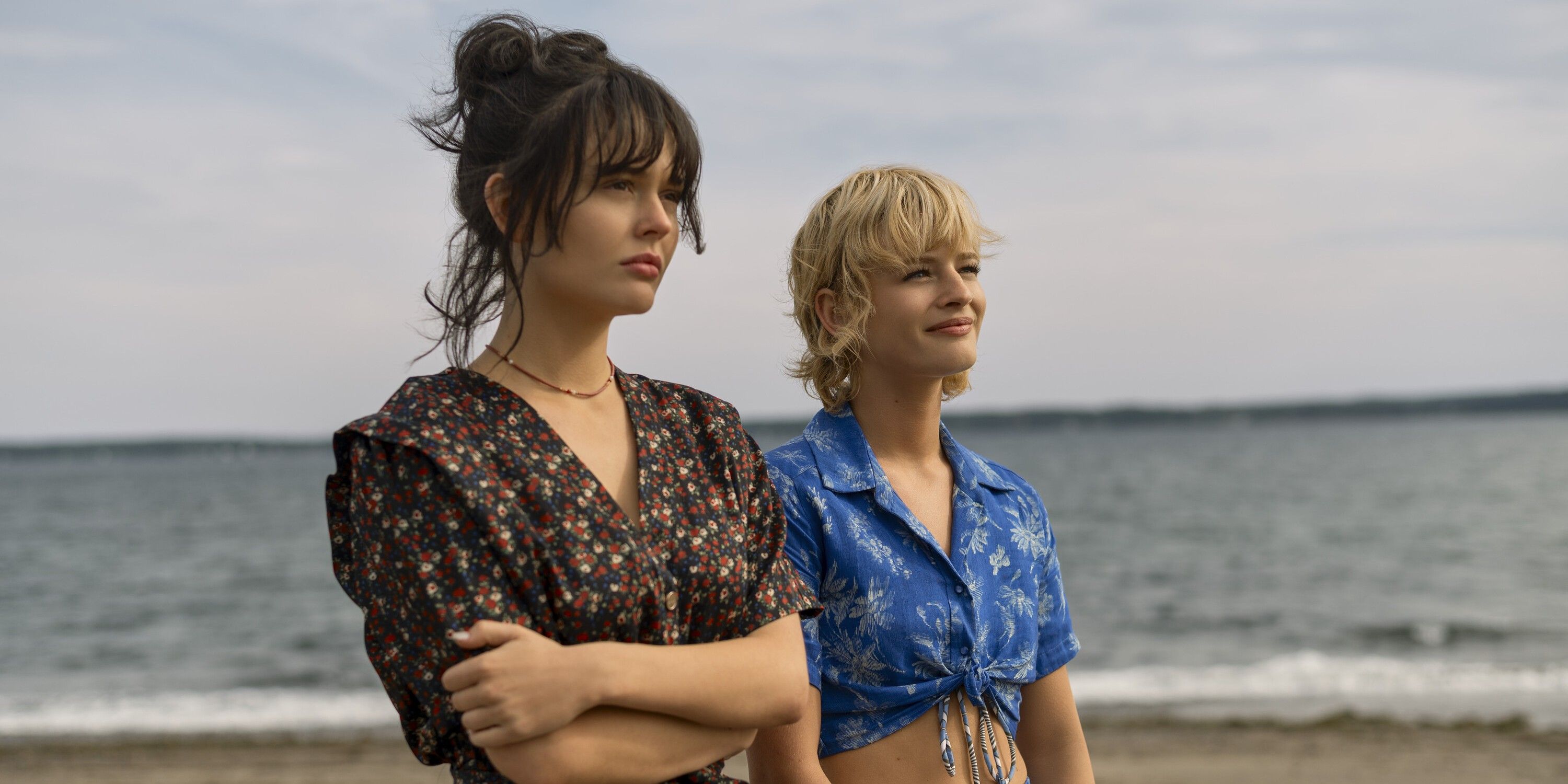 Cadence e Mirren estão juntos na praia em Prime Video's We We Were Liars