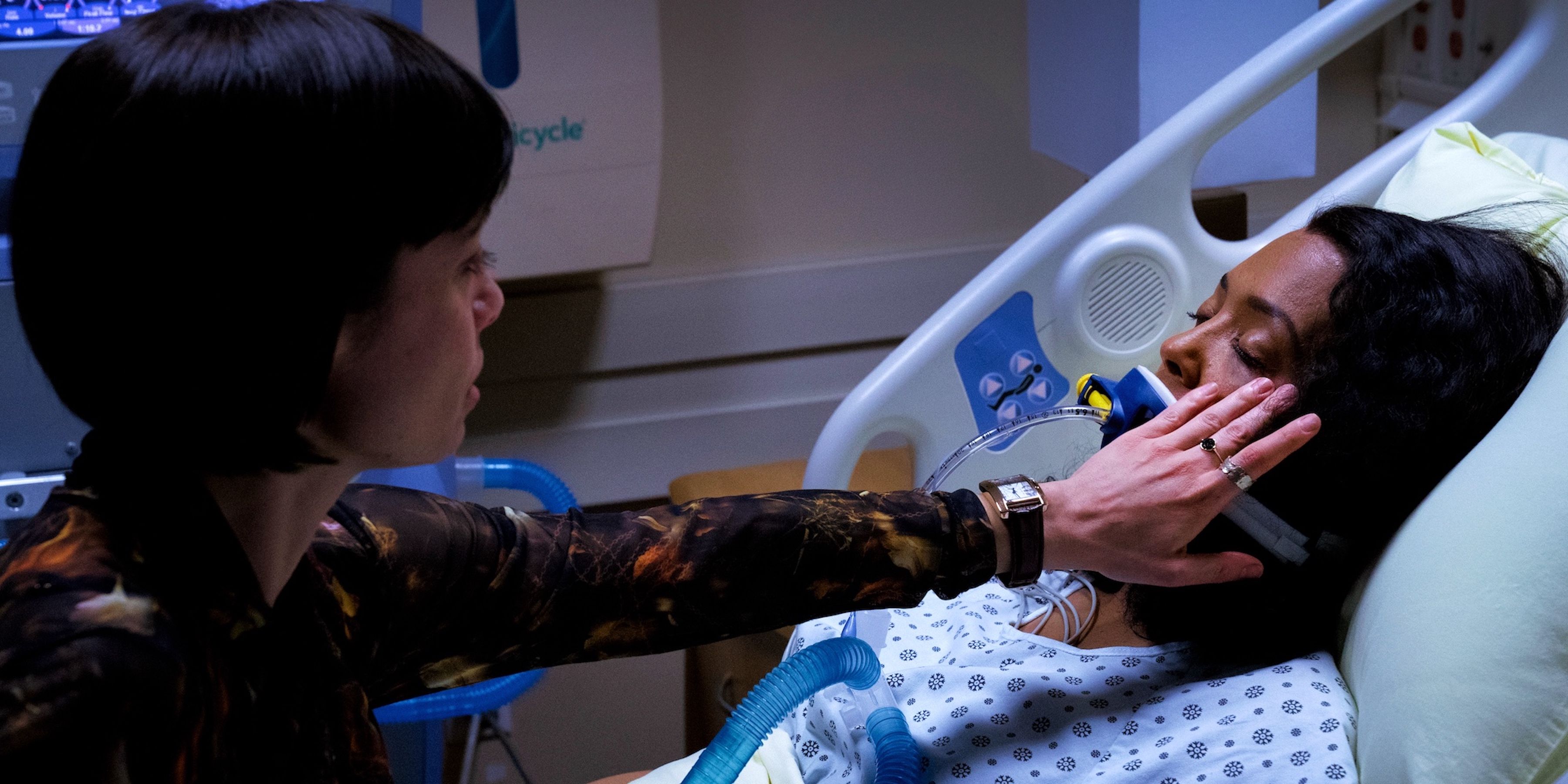 Nicole Pacent como Rebecca e Aisha Tyler como Tara em Minds Criminais: Evolution Temporada 3, episódio 8.