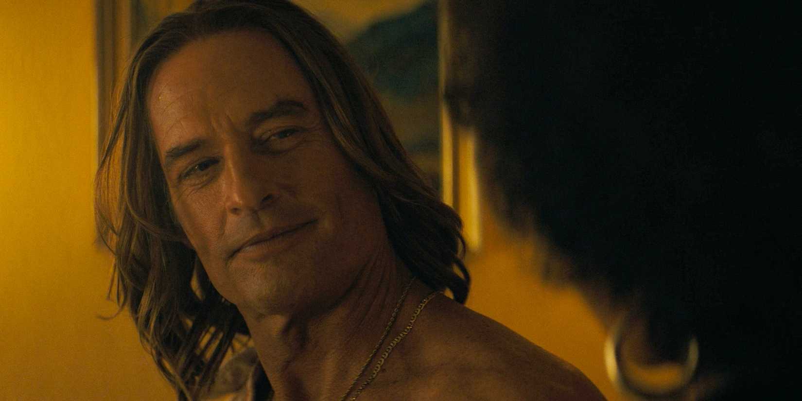 Jim (Josh Holloway) with a friendly look in Duster Season 1 Ep 6