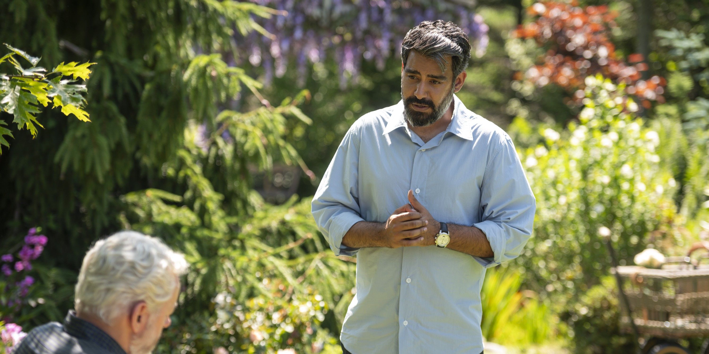 Ed fala com Harris no jardim em Prime Video's We We Were Liars