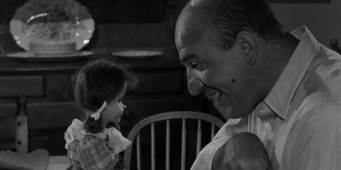 Erich parla con la bambola Talky Tina