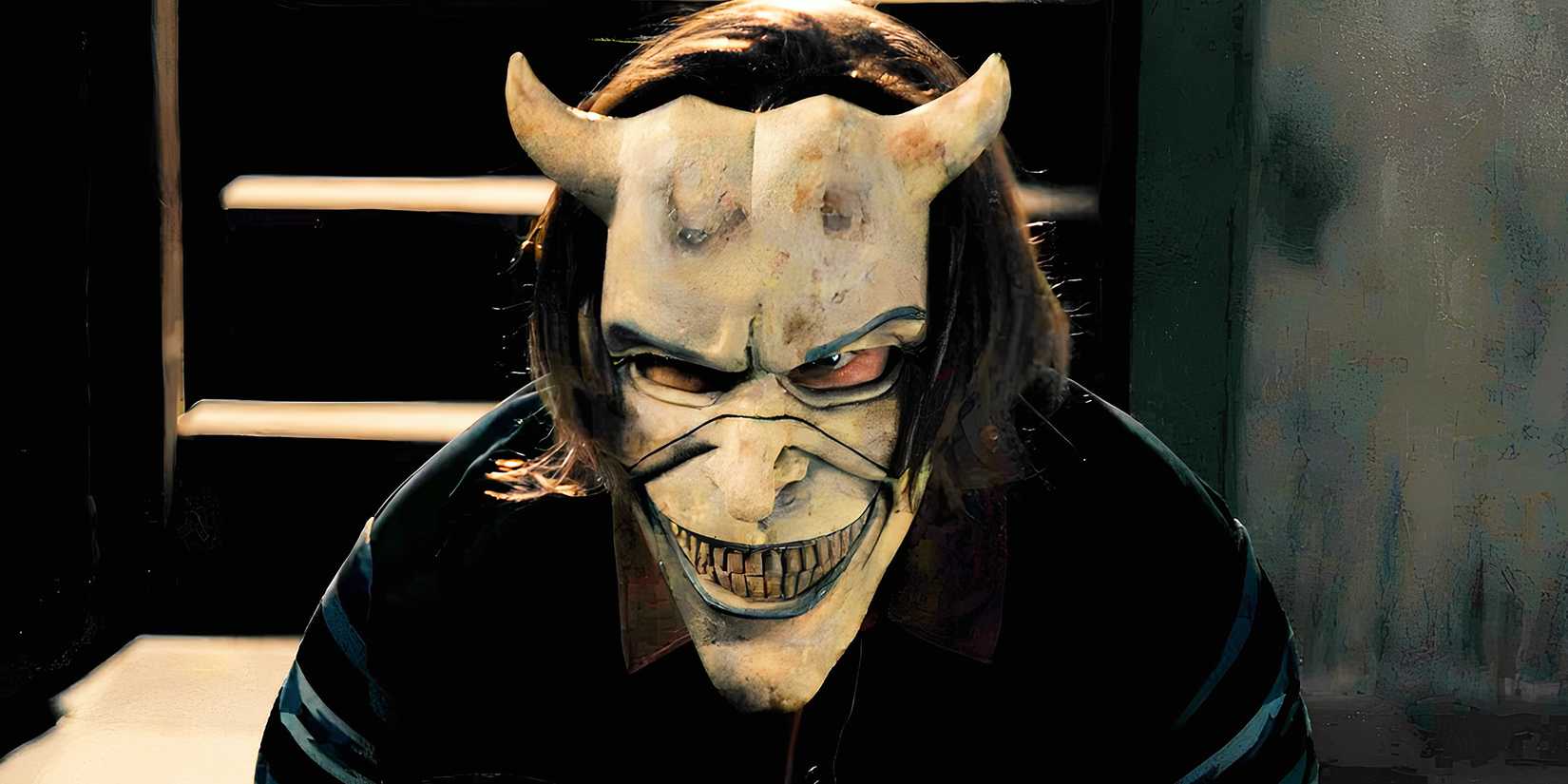 Ethan Hawke como o grabber usando uma máscara no telefone preto