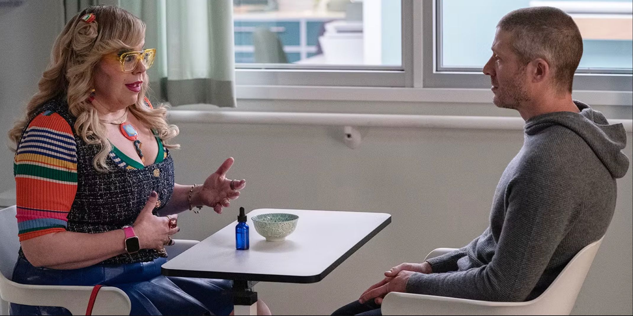 Garcia seduta con Voit in Criminal Minds: Evolution