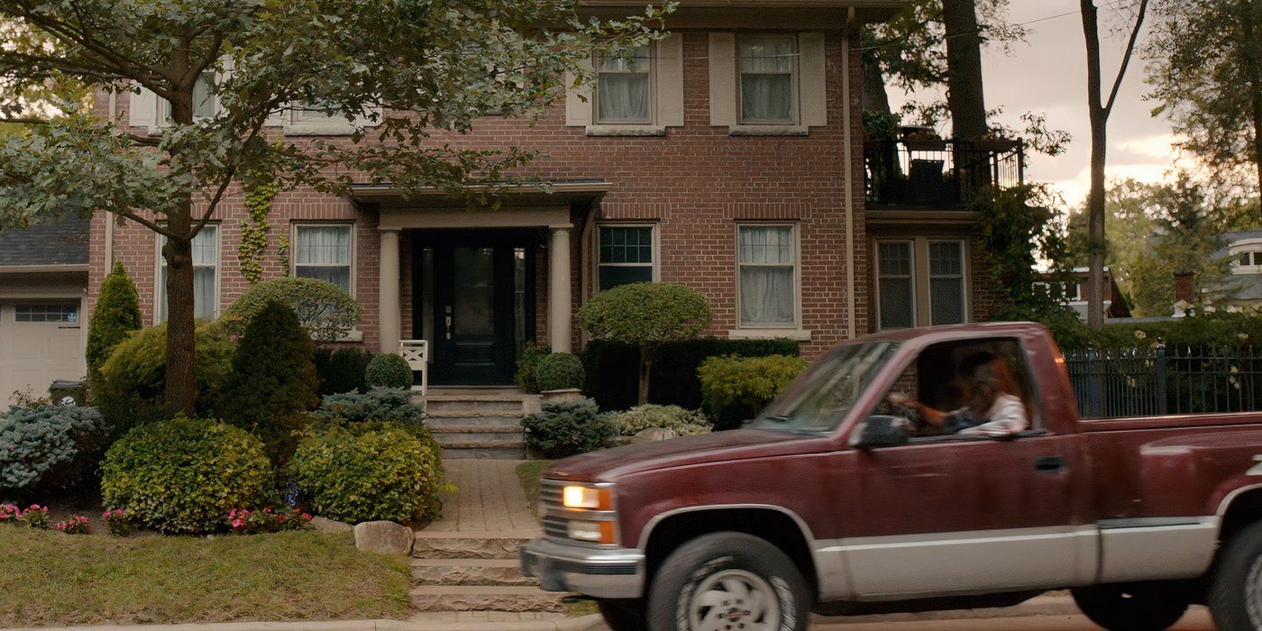 Georgia's parents driving by her house in Ginny & Georiga season 3