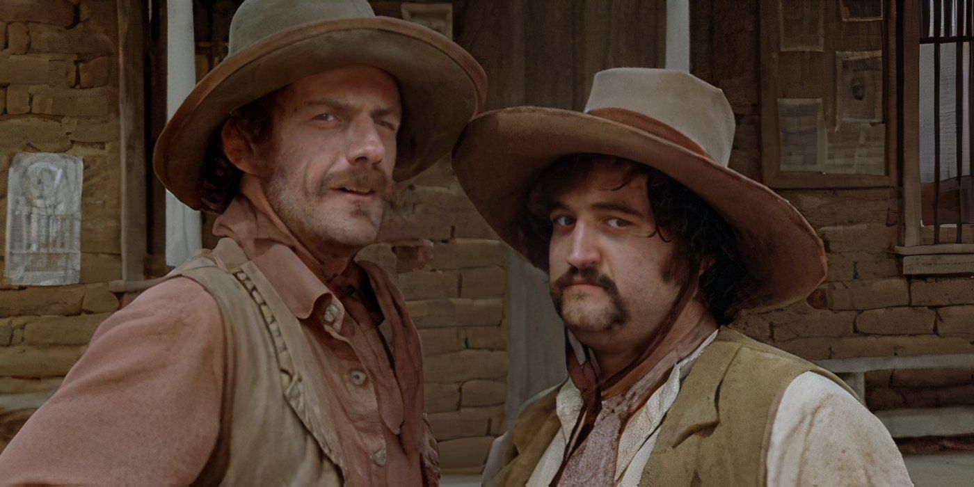 John Belushi dan Christopher Lloyd memandang dengan curiga di GOIN 'South