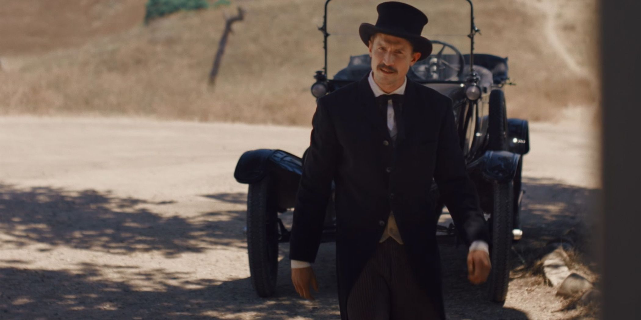Holmwood walks up to the Van Helsing house in Abraham's Boys