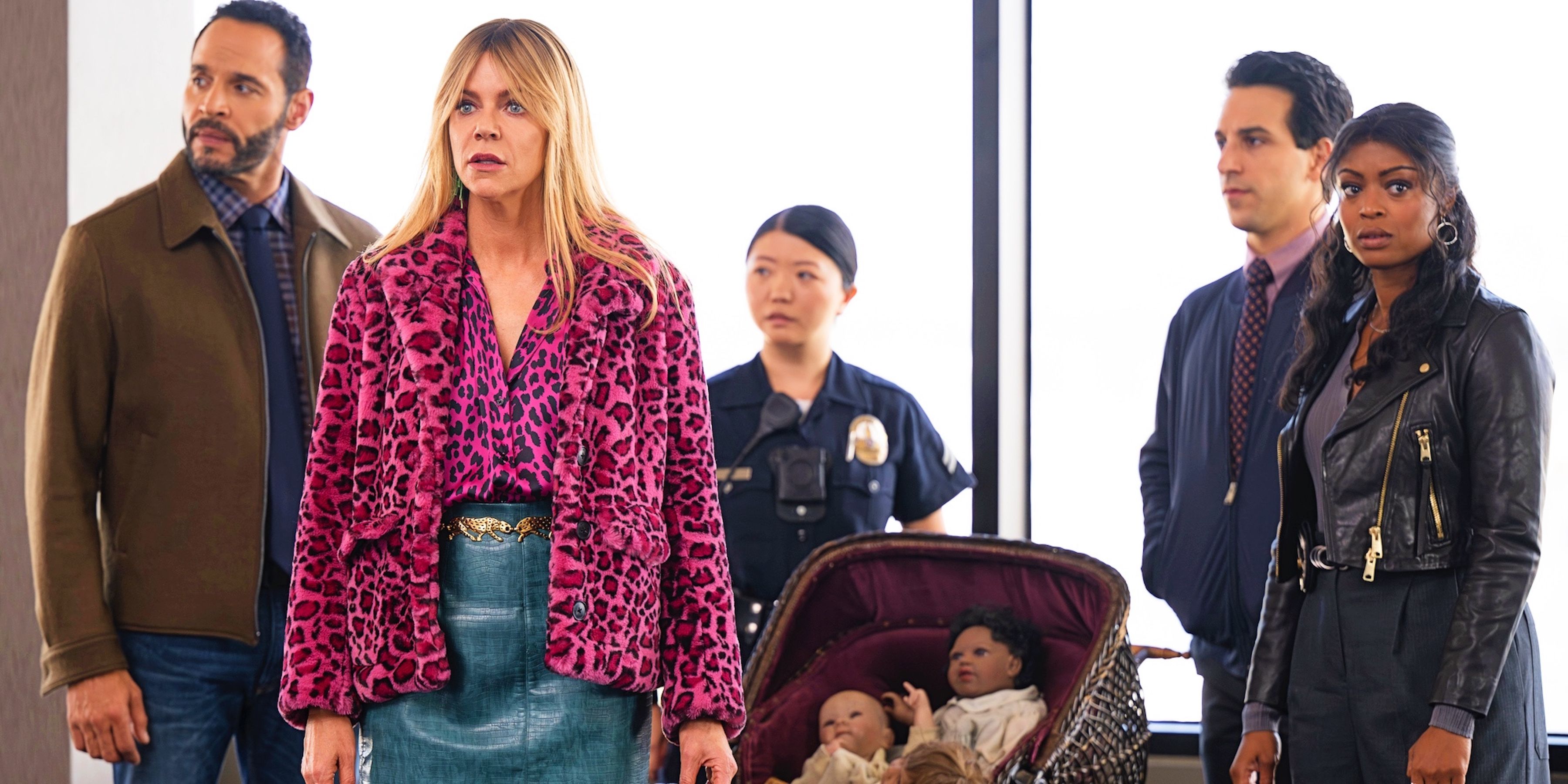 Kaitlin Olson con abbigliamento leopardato rosa in High Potential stagione 1, episodio 13